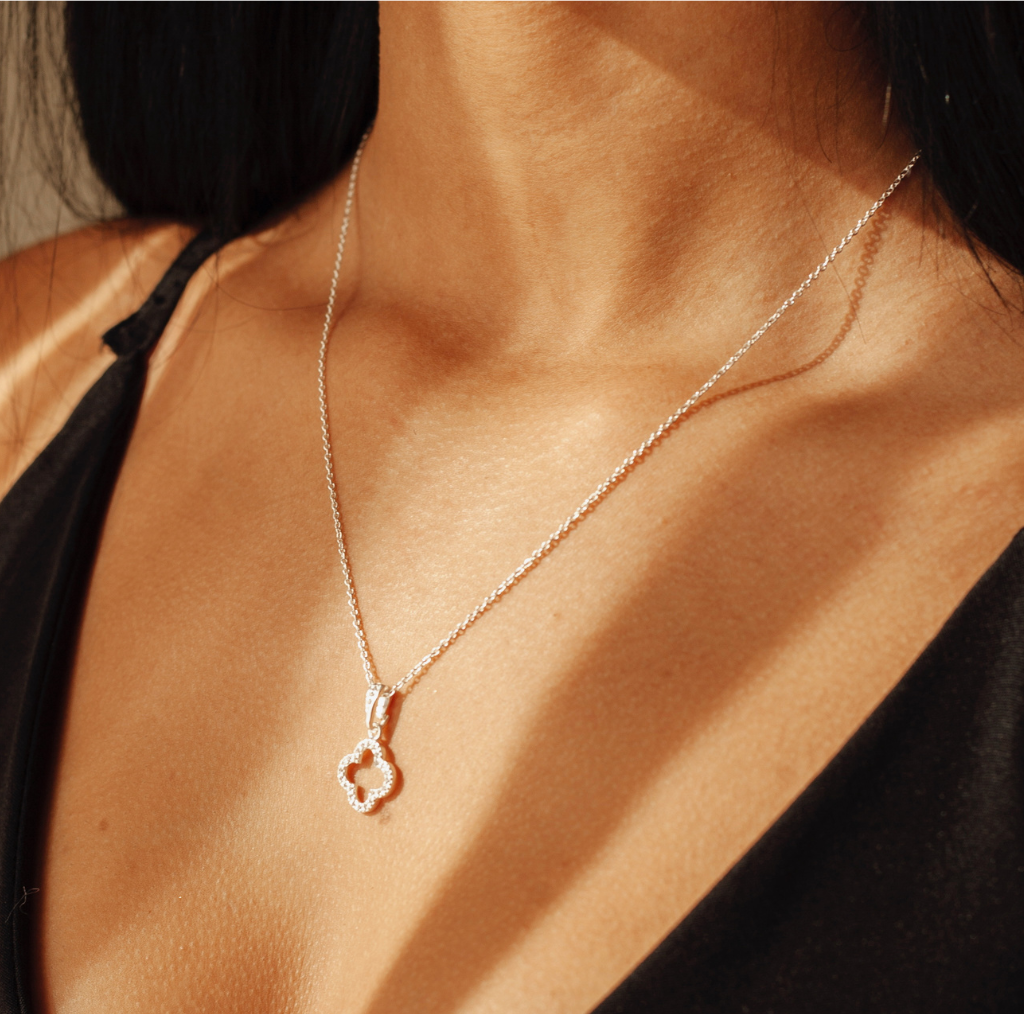 Conjunto Trevo Cravejado Vazado