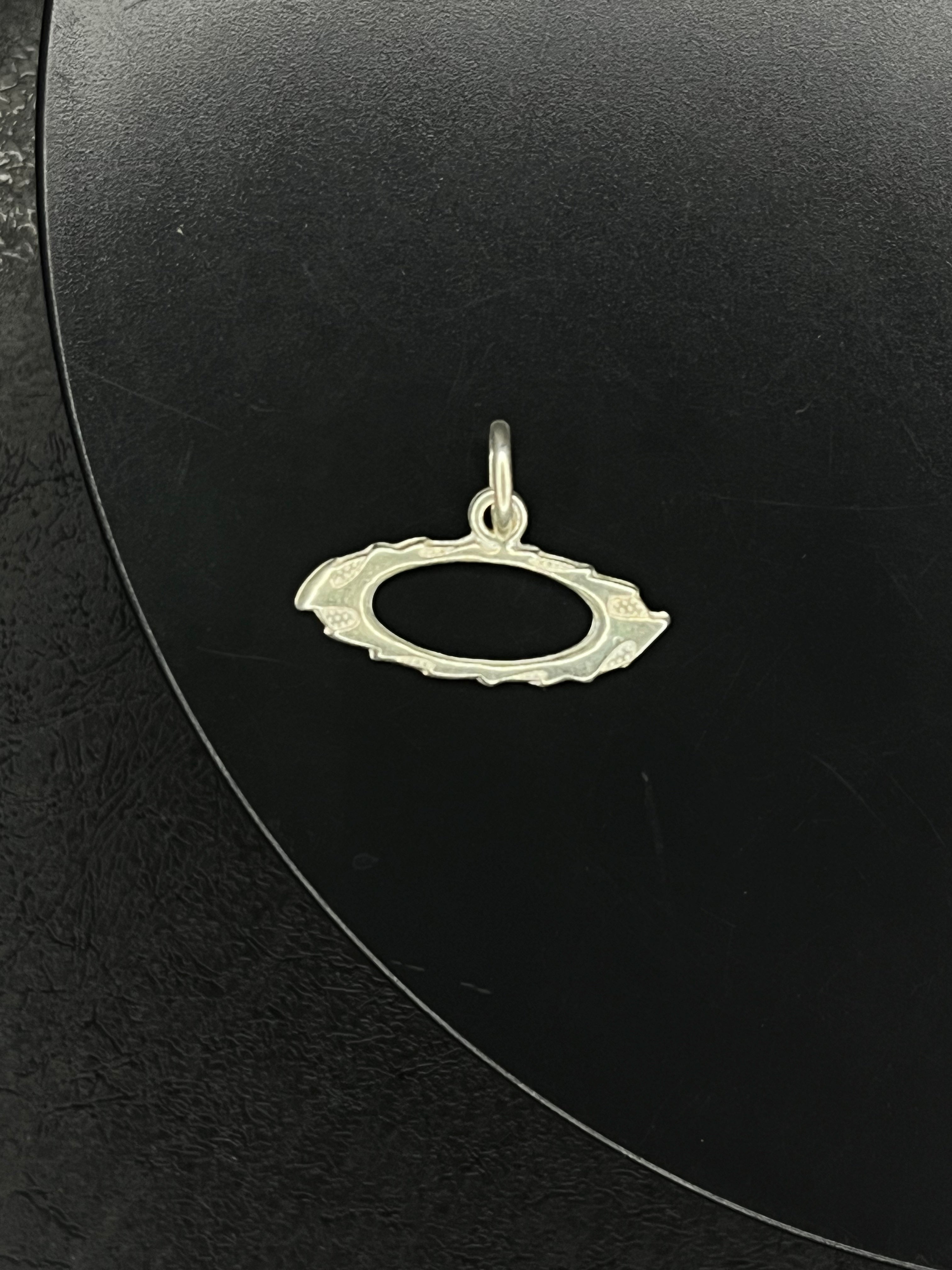 Pingente Oakley Pequeno